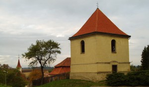 zvonice s kostelem